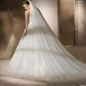 Beautiful white veil with comb.